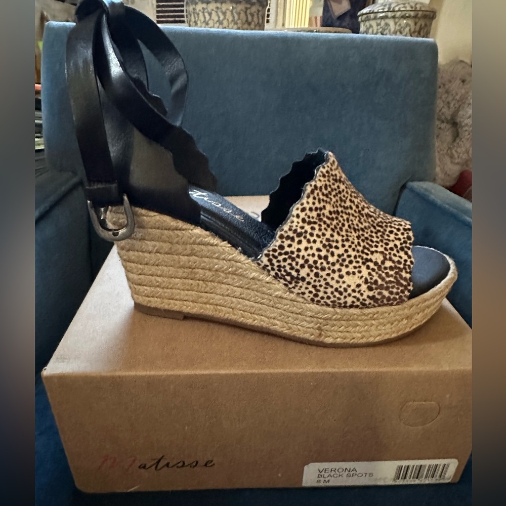 Women’s size 8 wedge sandals NEW